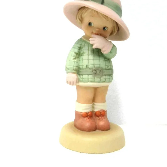 1993 Enesco Memories of Yesterday "Blowing A Kiss to a Dear I Miss" Figurine - Picture 1 of 4
